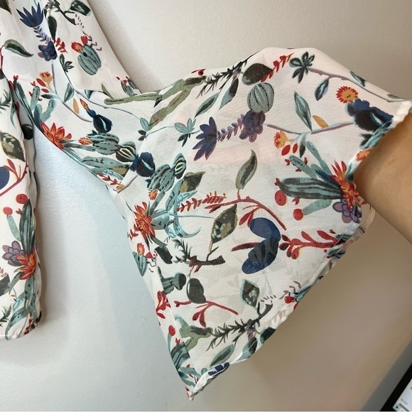 Walter Baker Women's Pullover Blouse Floral Bell Sleeve Tie Neck Lined Flowy M - Picture 5 of 9